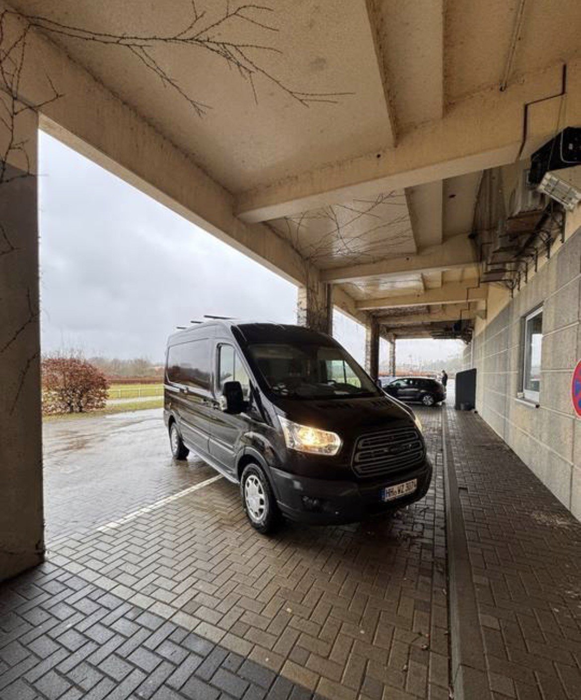 Numer rejestracyjny HGVZ303 posiada Ford Transit