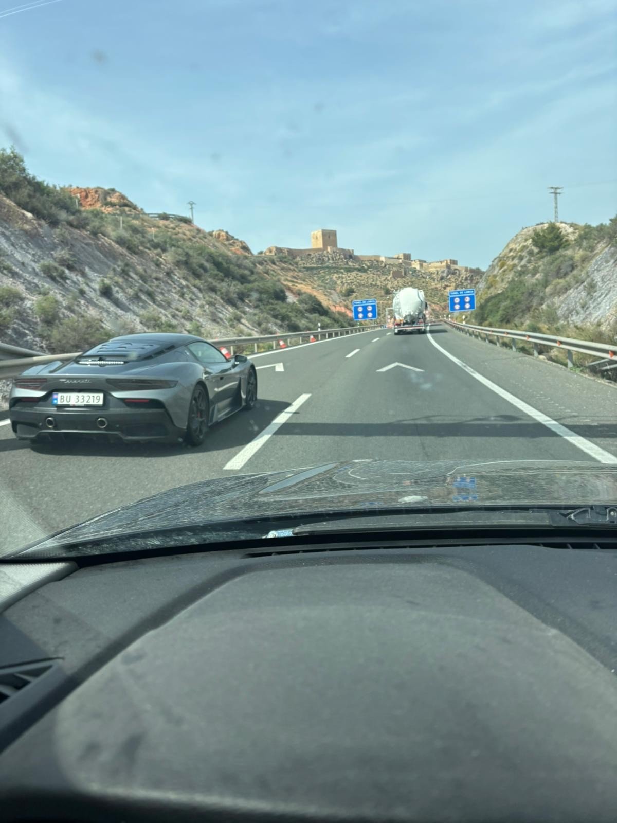 Numer rejestracyjny BU33219 posiada MASERATI MC20