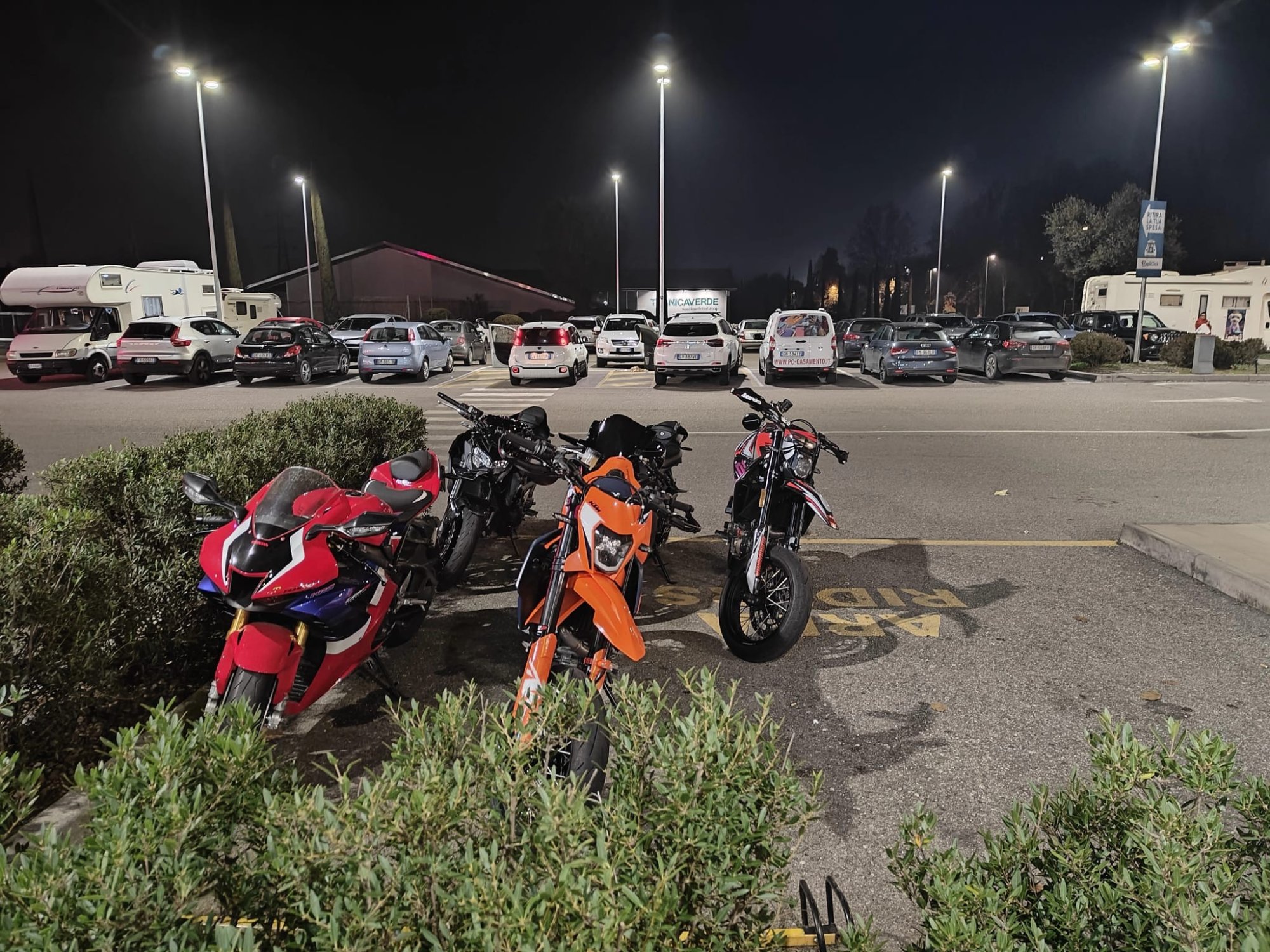 Numer rejestracyjny CN382LL posiada MERCEDES Classe E