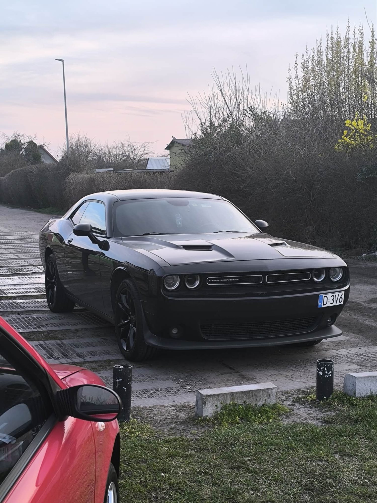 Numer rejestracyjny D3V6 posiada Dodge Challenger