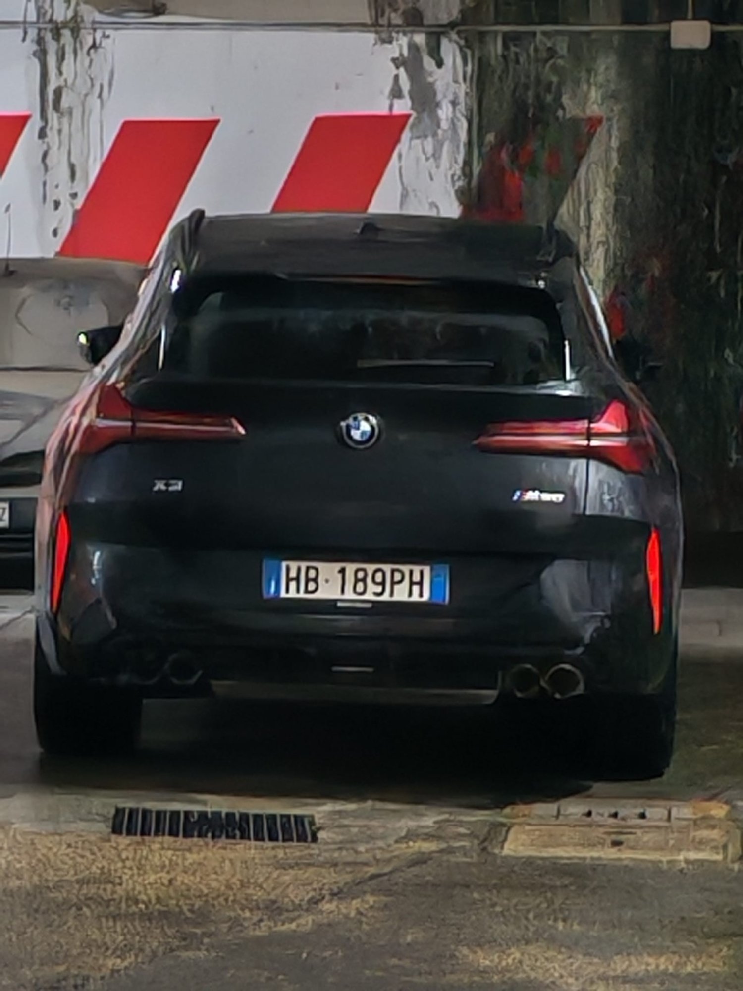 Numer rejestracyjny HB189PH posiada BMW X3