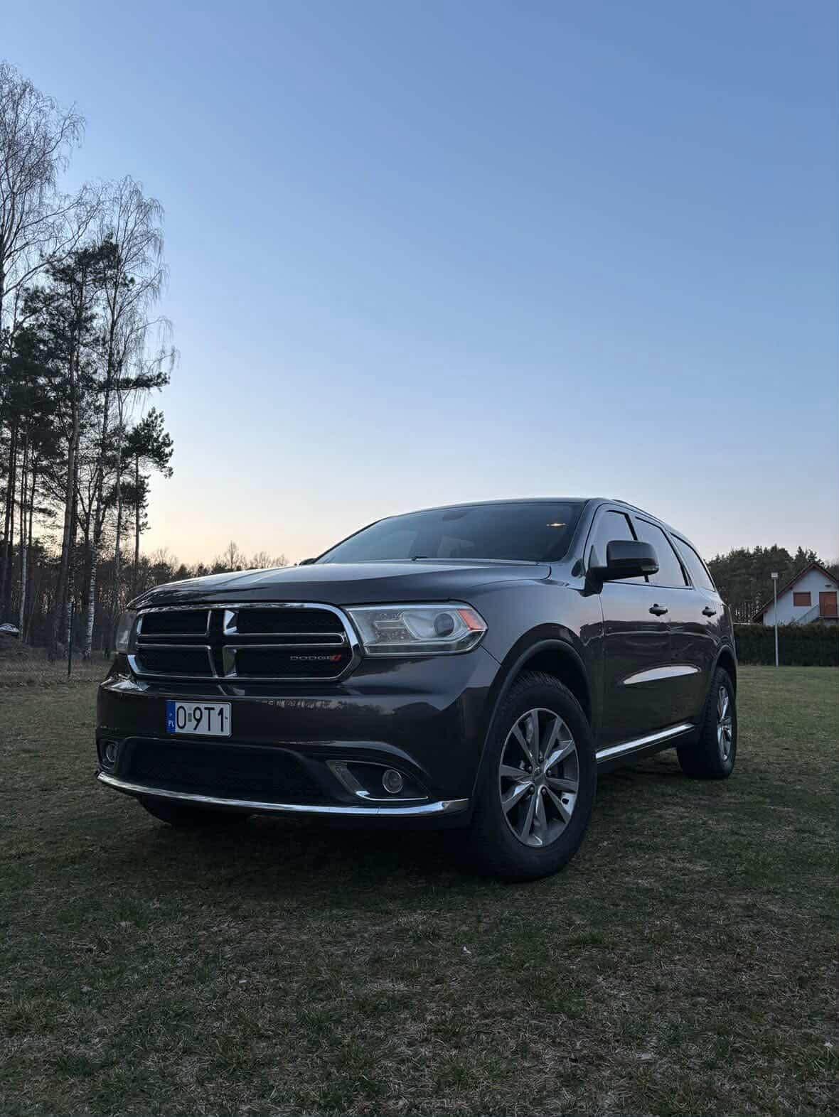 Numer rejestracyjny O9T1 posiada Dodge Durango