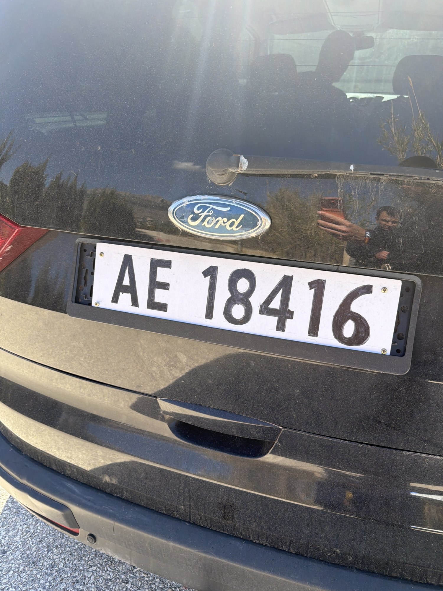 Numer rejestracyjny AE18416 posiada Ford 