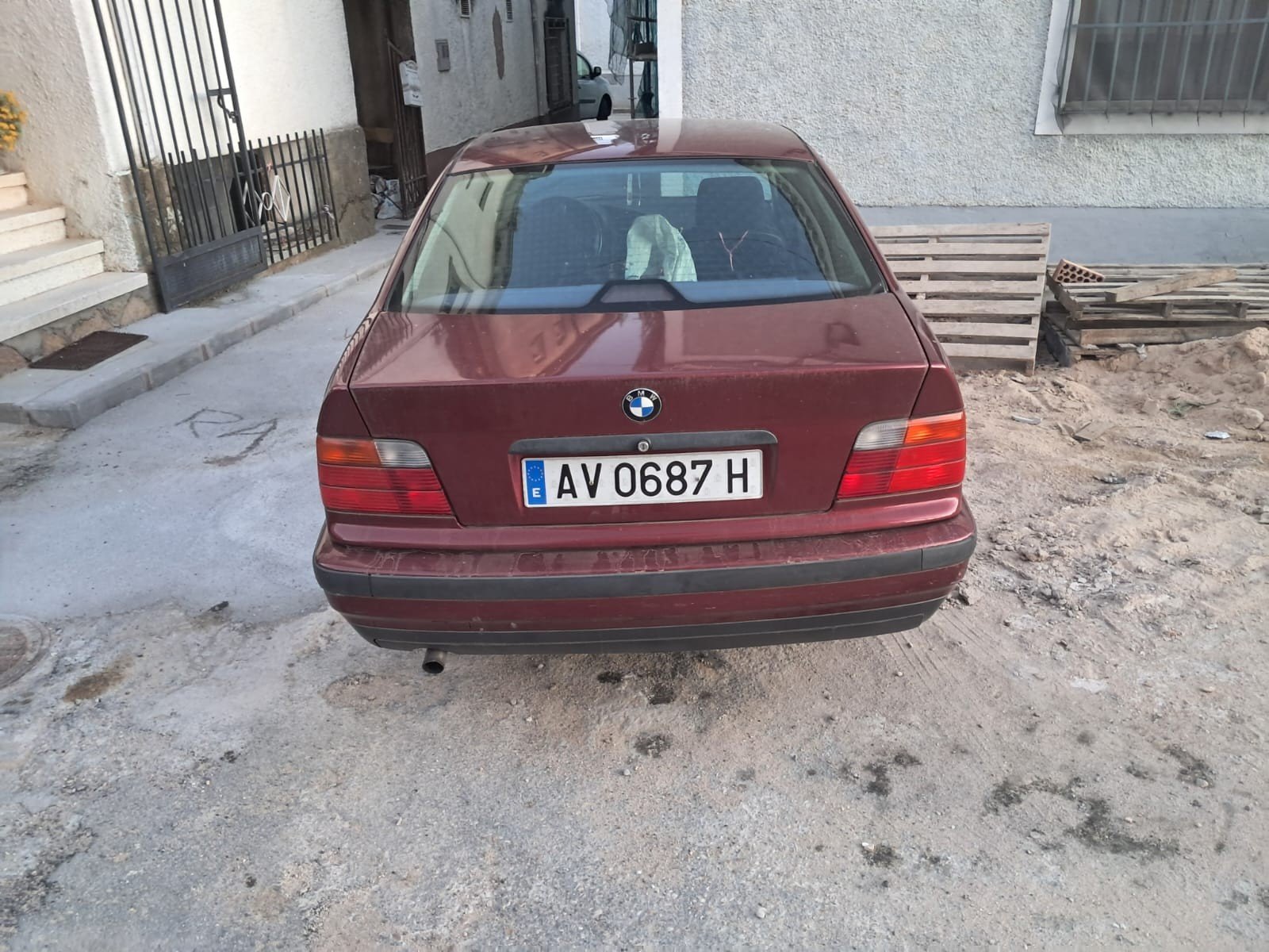 Numer rejestracyjny AV0687H posiada BMW SERIE 3
