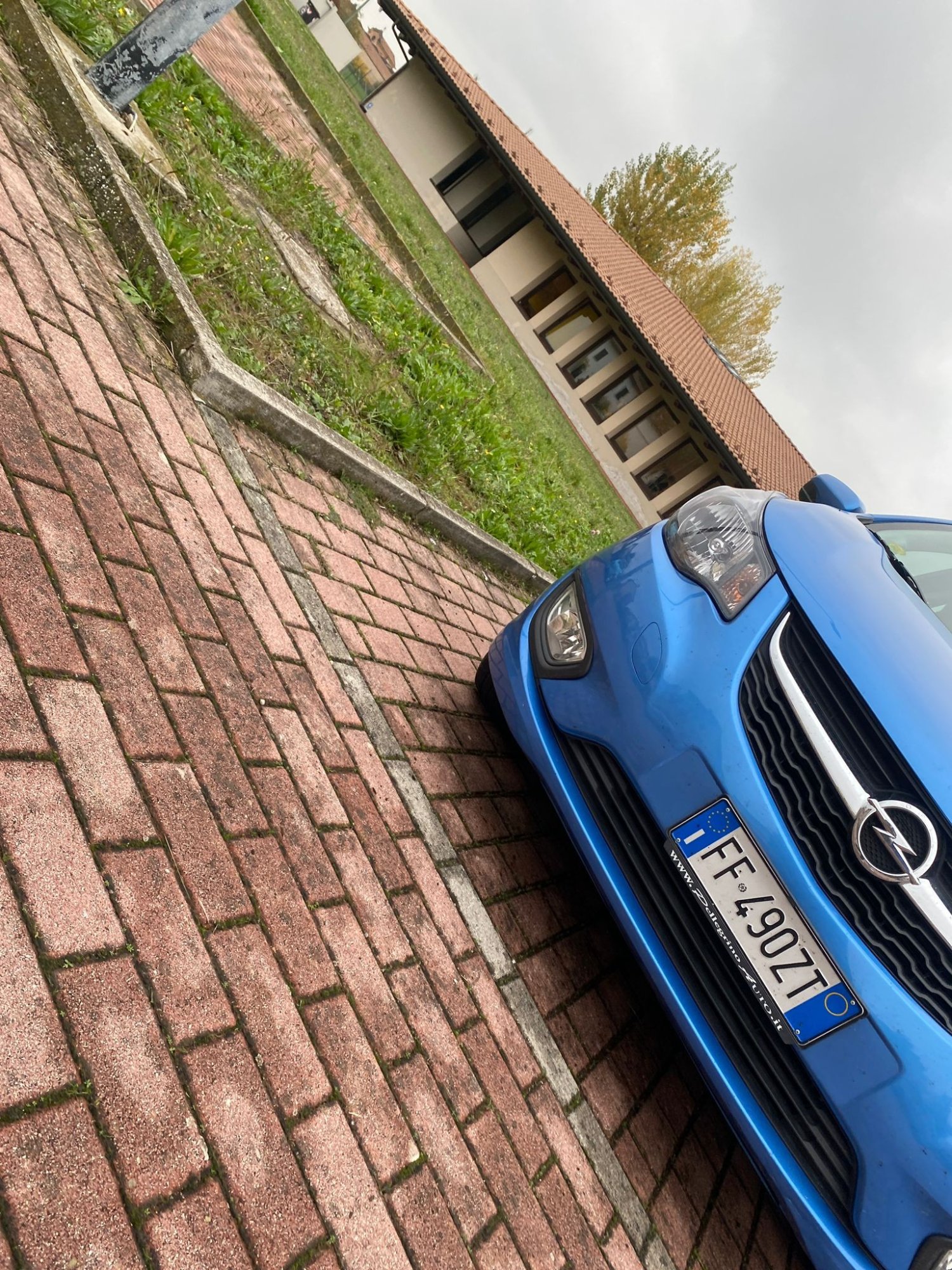 Numer rejestracyjny FF490ZT posiada OPEL Karl