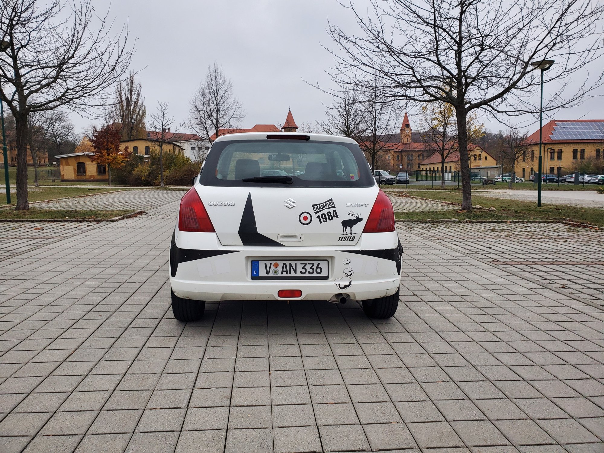 Numer rejestracyjny VAN336 posiada Suzuki Swift