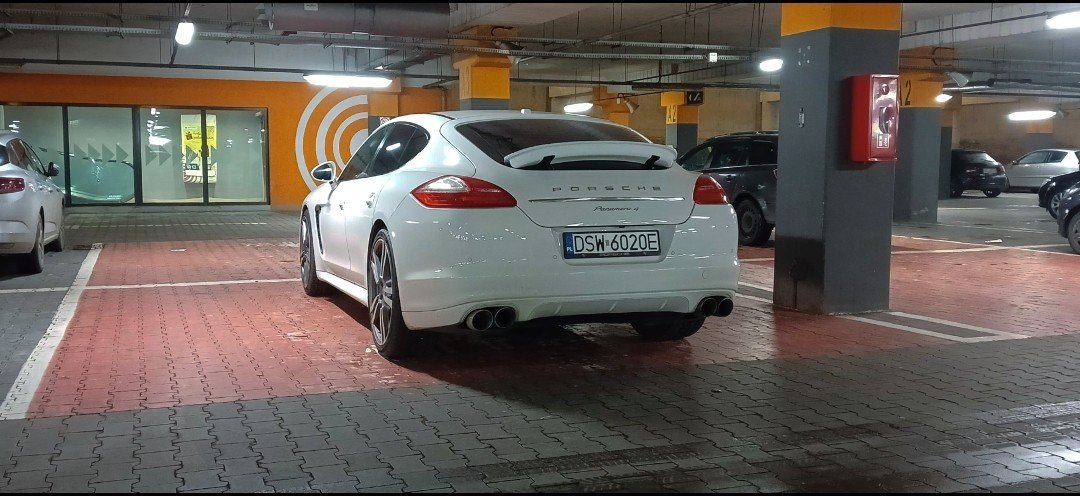 Numer rejestracyjny DSW 6020E posiada PORSCHE PANAMERA - DSW6020E