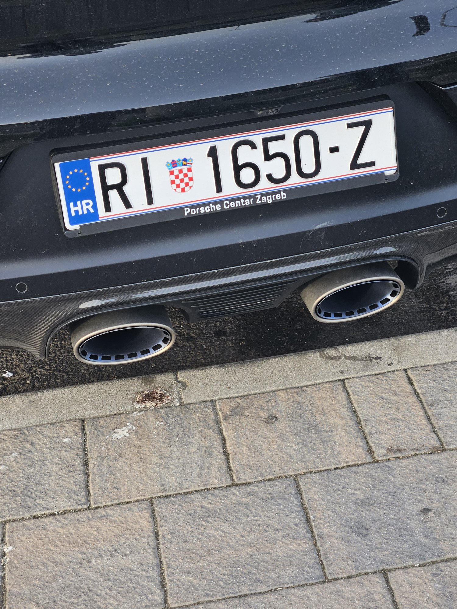 Numer rejestracyjny RI1650Z posiada Porsche 