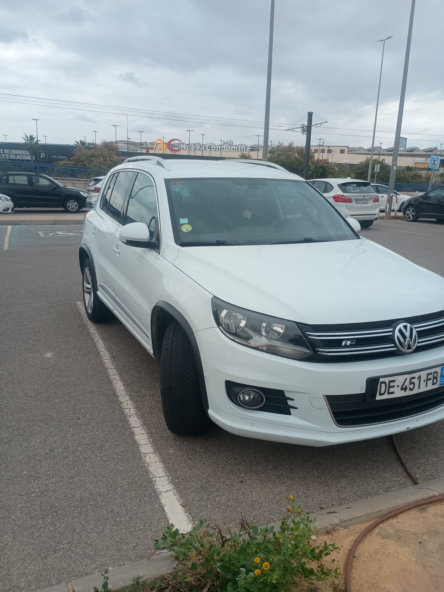 Numer rejestracyjny DE451FB posiada VOLKSWAGEN TIGUAN