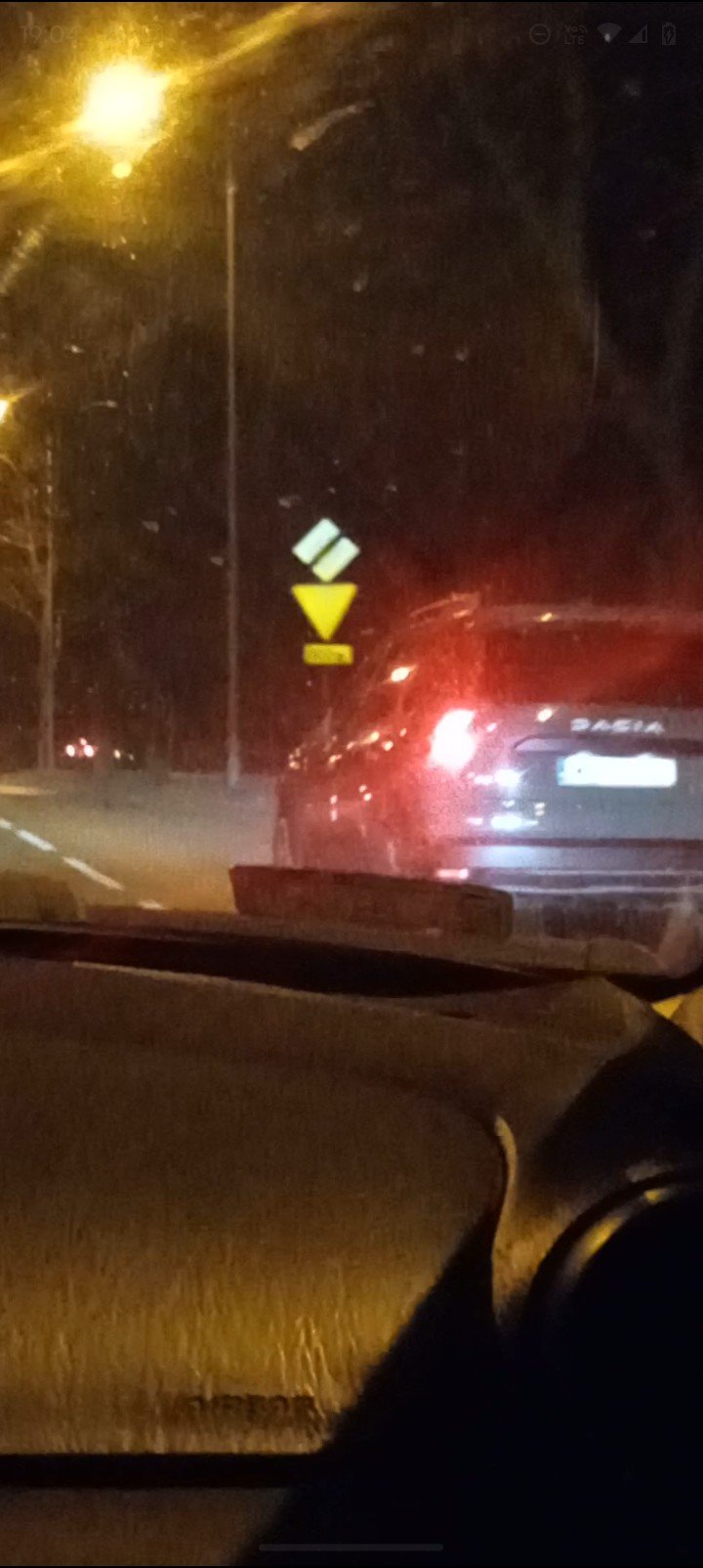 Numer rejestracyjny PZ 1819X posiada SUZUKI SX4 - PZ1819X