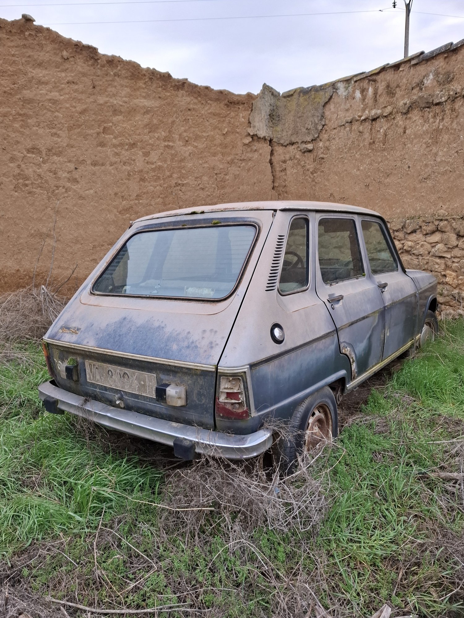 Numer rejestracyjny VA8094H posiada RENAULT 6