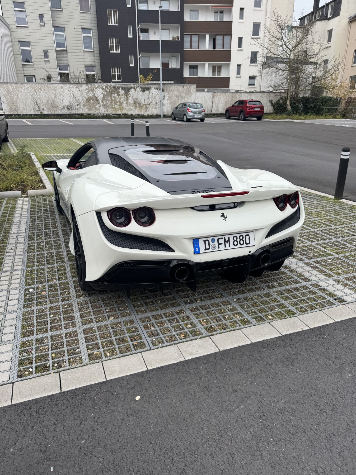 Numer rejestracyjny DFM880 posiada Ferrari 