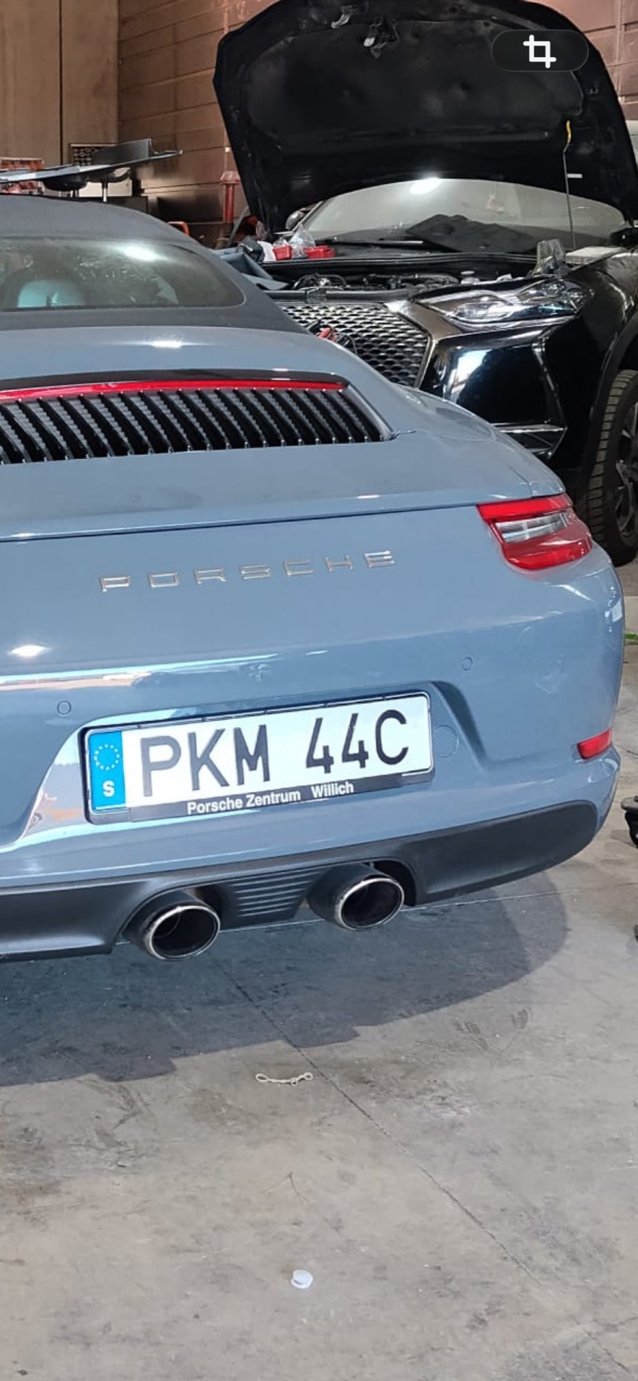 Numer rejestracyjny PKM44C posiada Porsche 