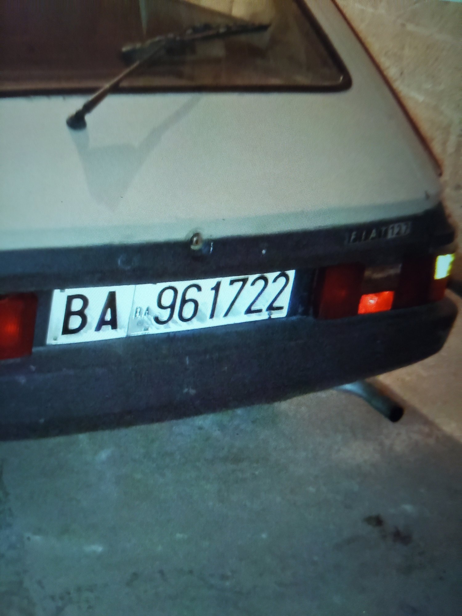 Numer rejestracyjny BA961722 posiada FIAT 127