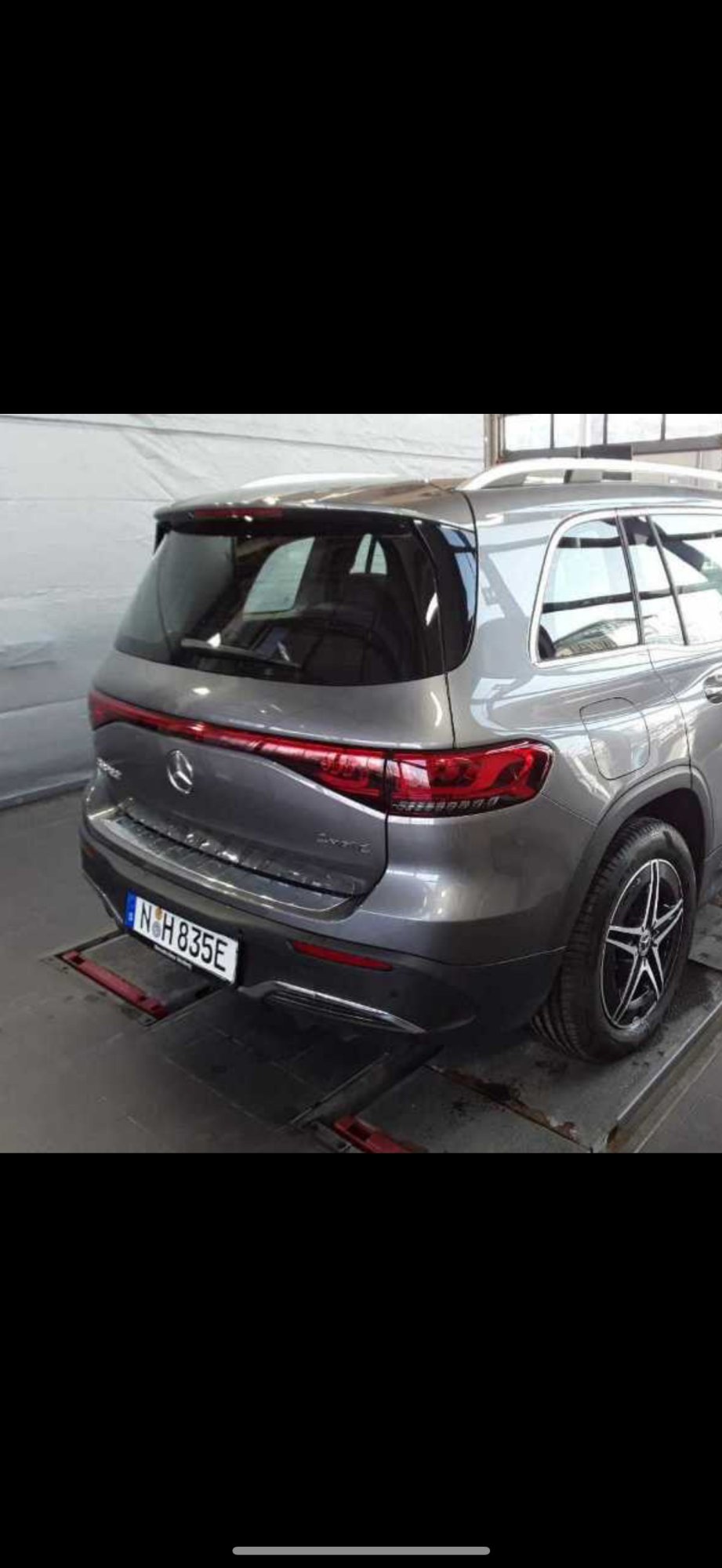 Numer rejestracyjny NH835E posiada Mercedes-Benz EQB