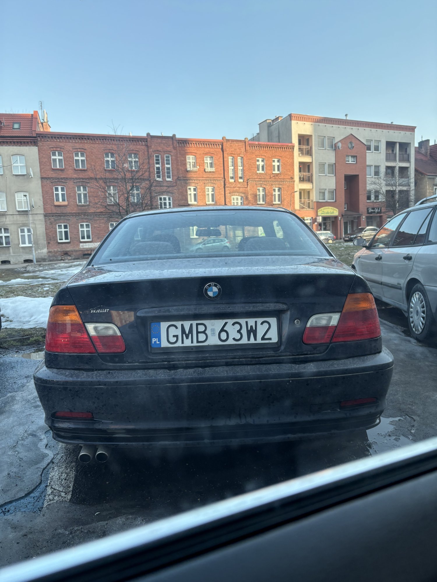 Numer rejestracyjny GMB 63W2 posiada BMW 320 CI - GMB63W2