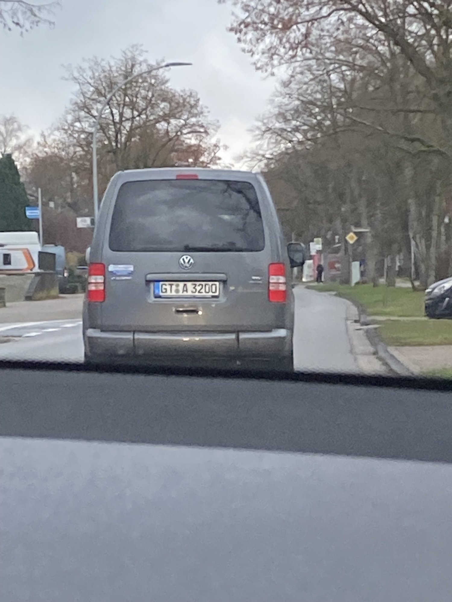 Numer rejestracyjny GTA3200 posiada Volkswagen Transporter T5