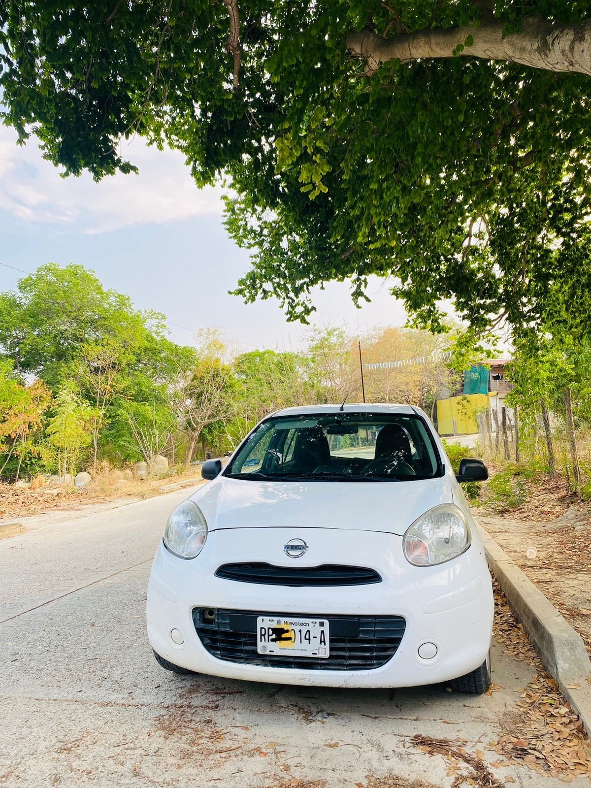 Numer rejestracyjny RP214A posiada Nissan 