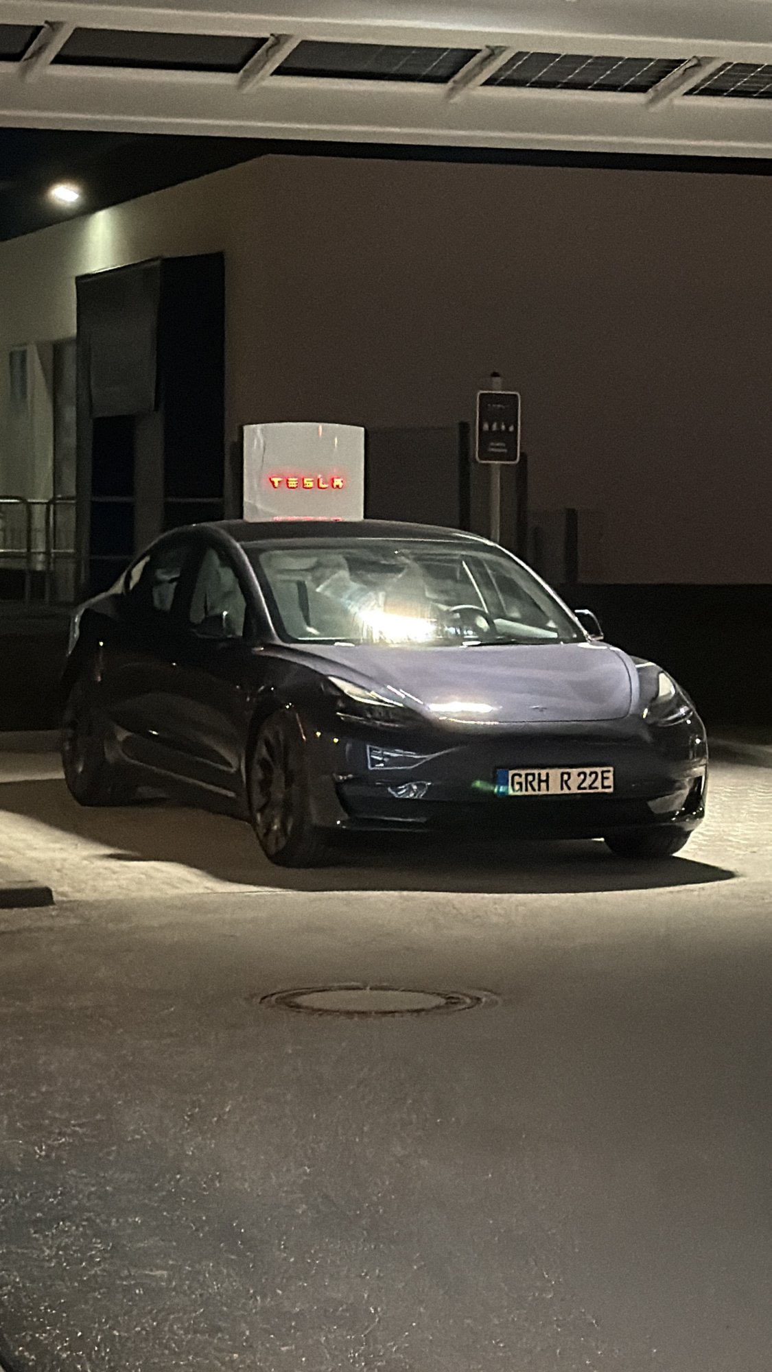 Numer rejestracyjny GRHR22E posiada Tesla Model 3