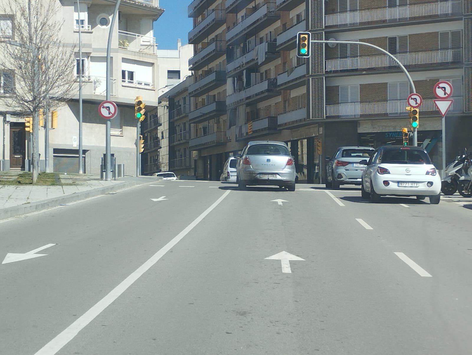 Numer rejestracyjny 1977HJV posiada VOLKSWAGEN POLO