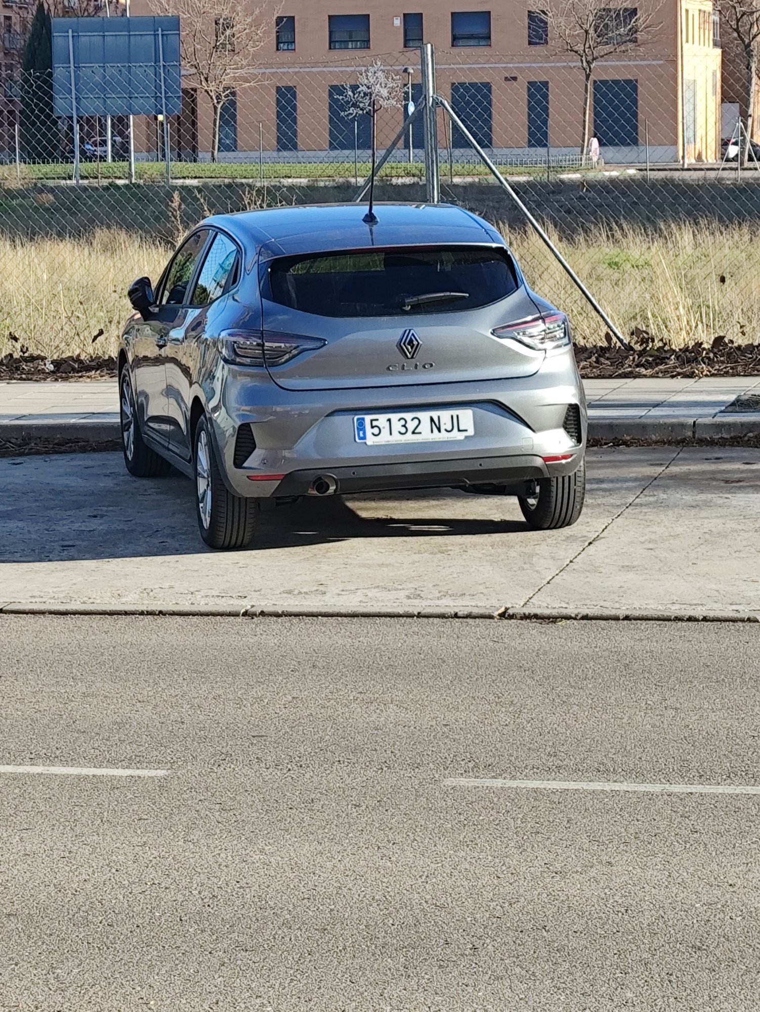 Numer rejestracyjny 5132NJL posiada RENAULT CLIO