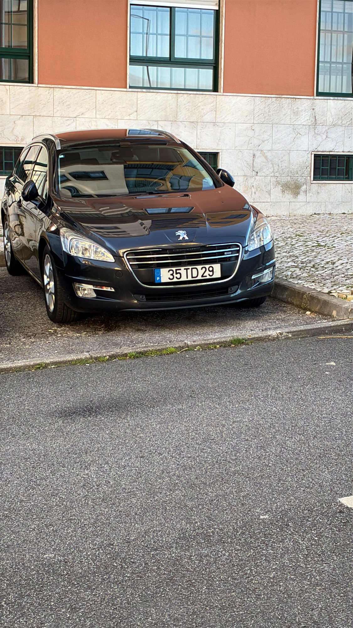 Numer rejestracyjny 35TD29 posiada Peugeot 