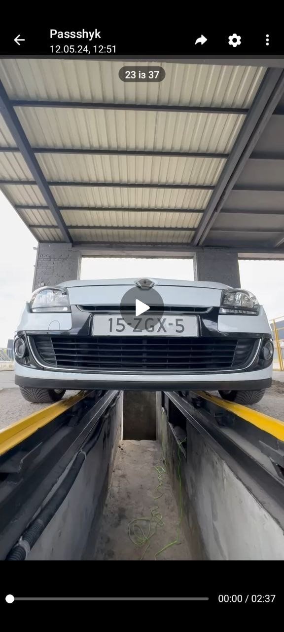 Numer rejestracyjny 15ZGX5 posiada RENAULT MEGANE