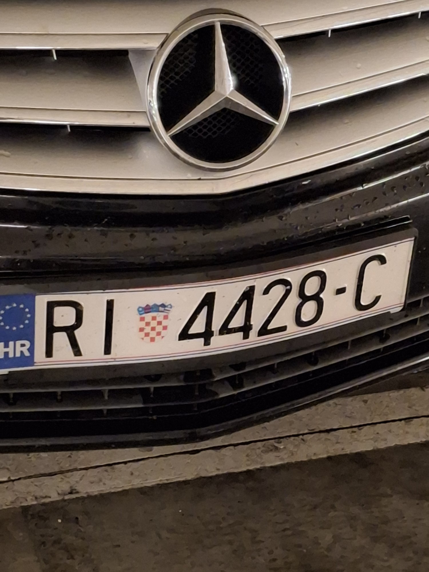 Numer rejestracyjny RI4428C posiada Mercedes 