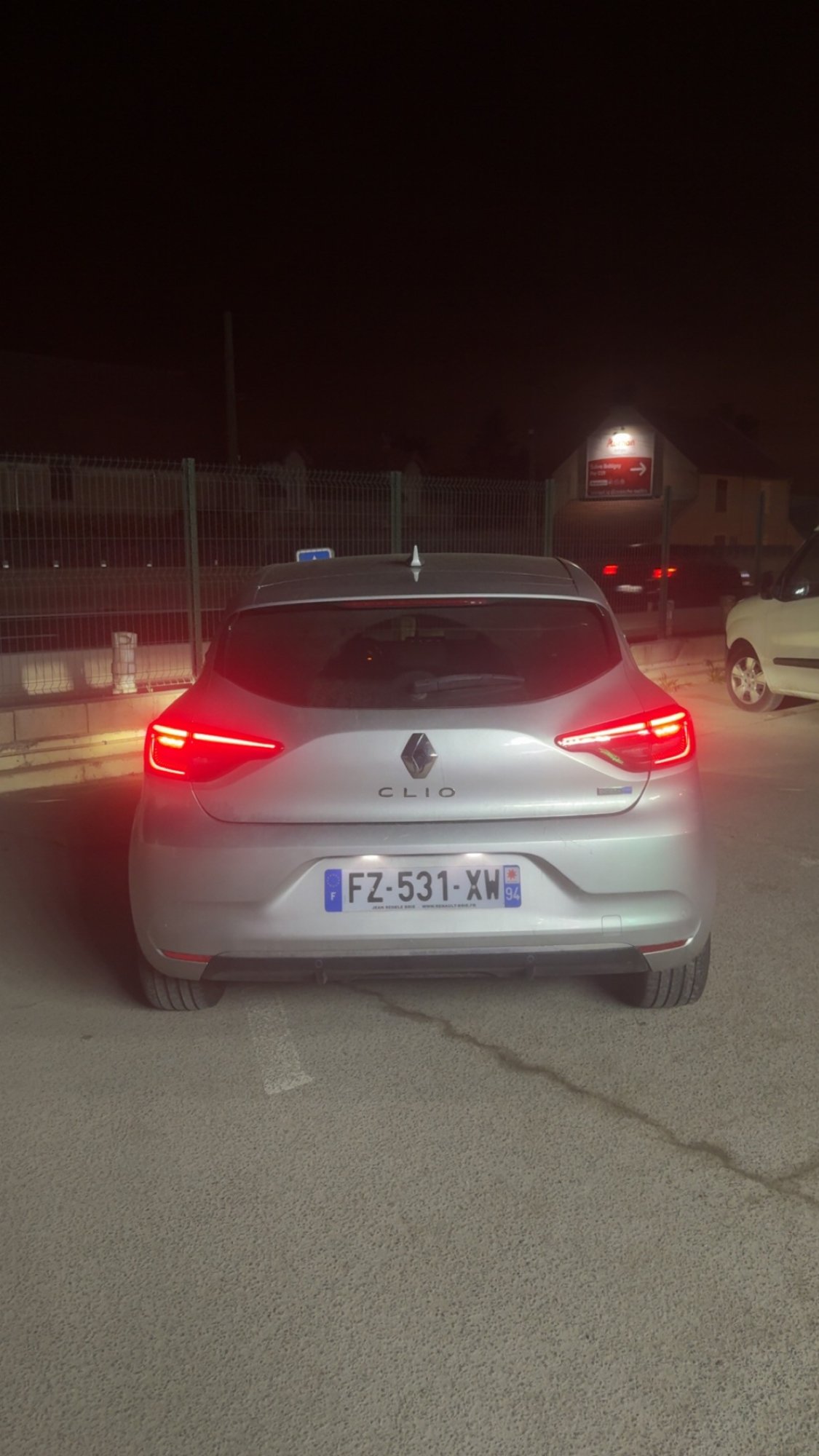 Numer rejestracyjny FZ531XW posiada RENAULT CLIO V