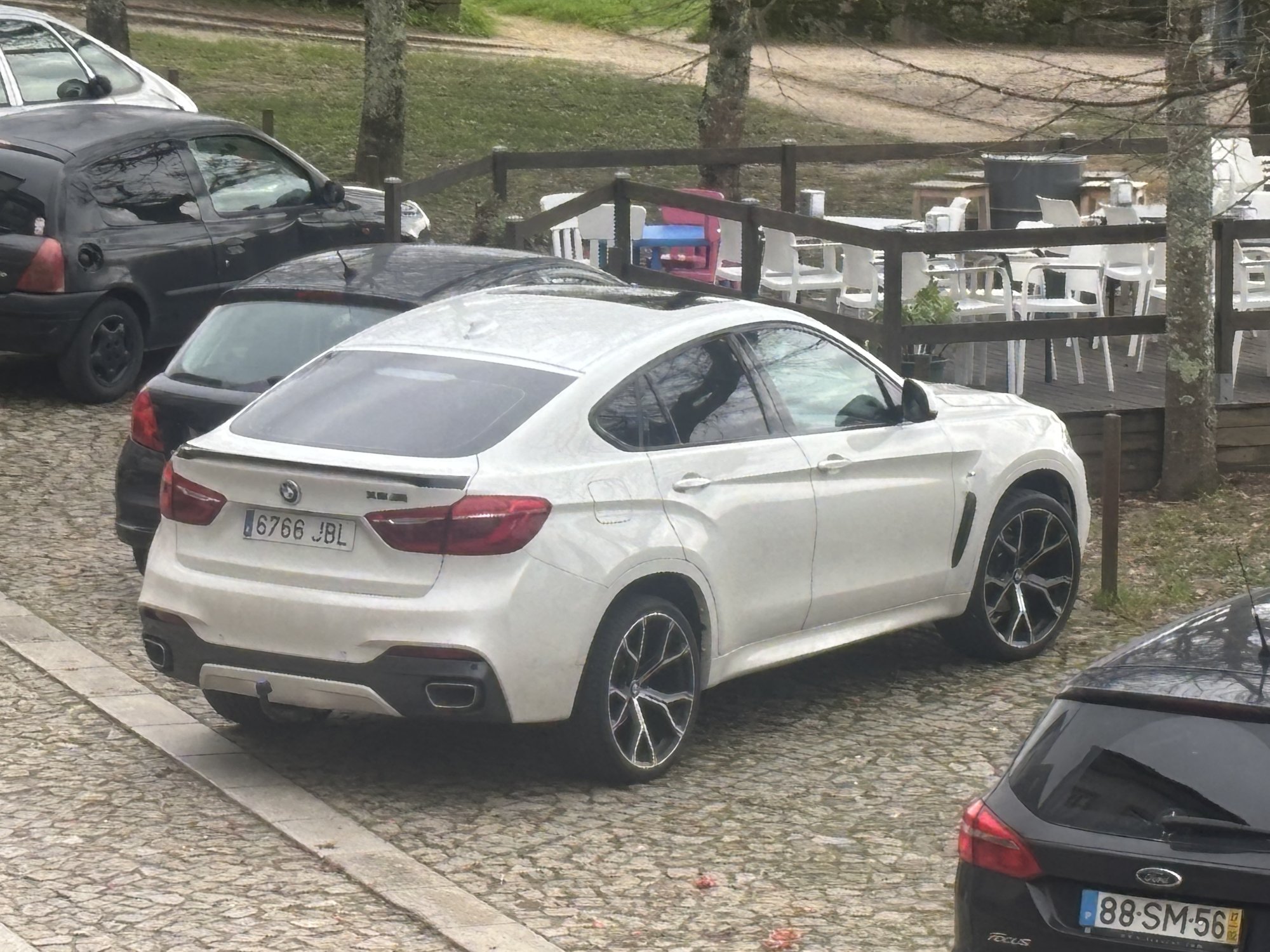 Numer rejestracyjny 6766JBL posiada BMW X6