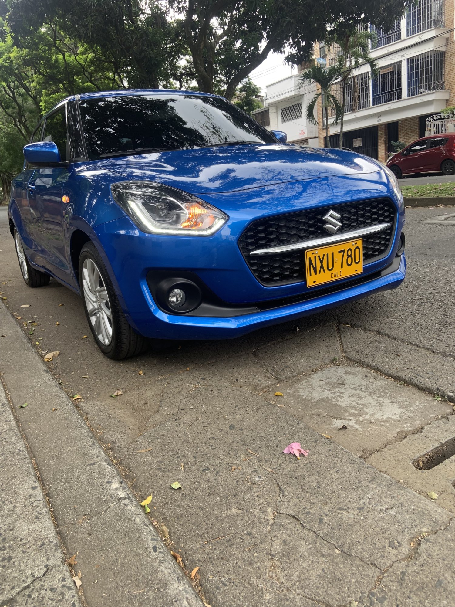 Numer rejestracyjny NXU780 posiada Suzuki Swift