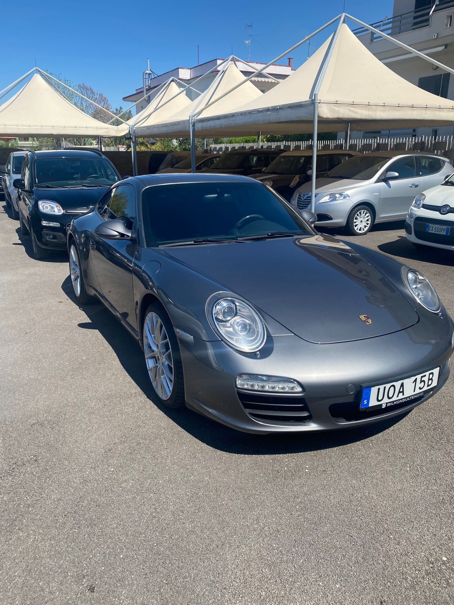 Numer rejestracyjny UOA15B posiada Porsche 911 Carrera