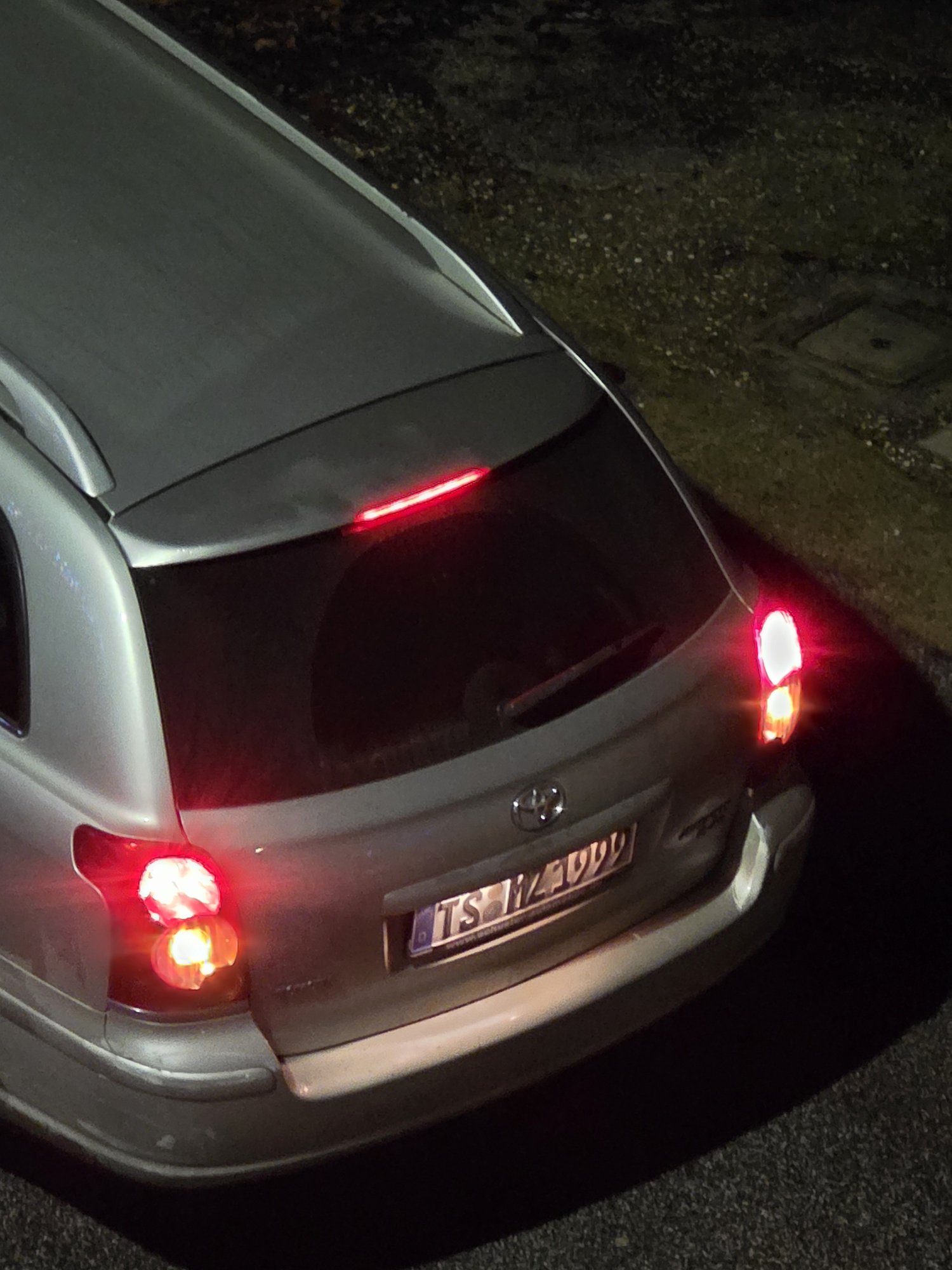 Numer rejestracyjny TS124000 posiada Toyota Avensis