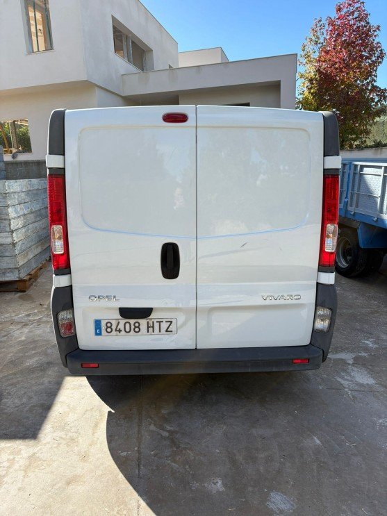 Numer rejestracyjny 8408HTZ posiada OPEL VIVARO