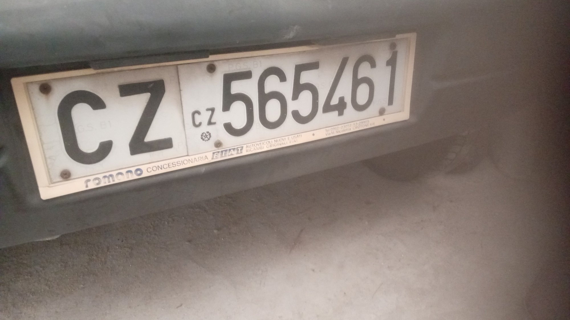 Numer rejestracyjny CZ565461 posiada FIAT Cinquecento