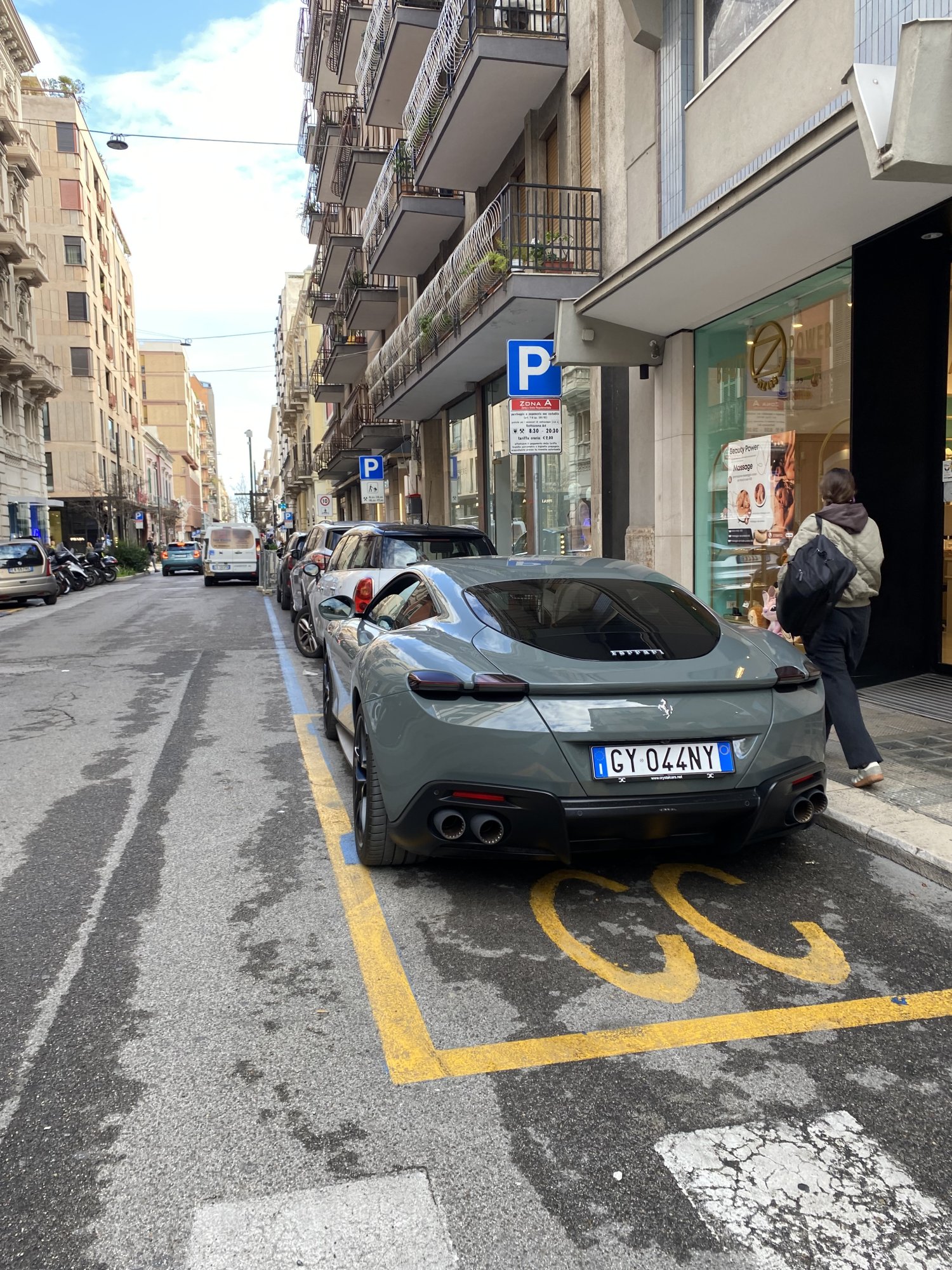 Numer rejestracyjny GY044NY posiada FERRARI Roma