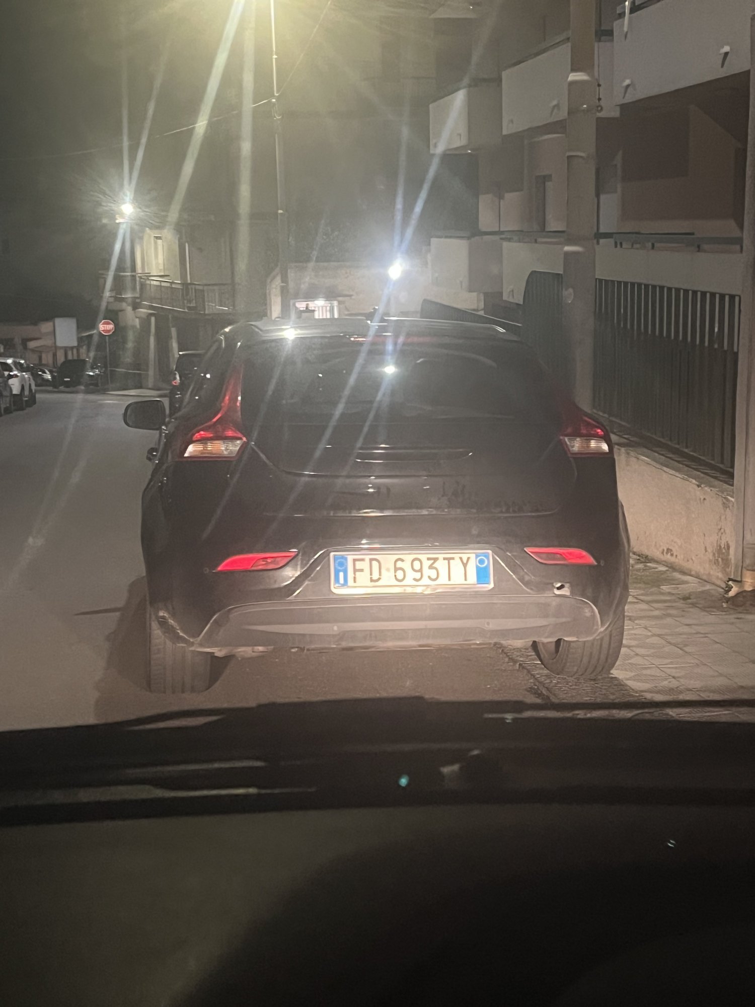 Numer rejestracyjny FD693TY posiada VOLVO V40