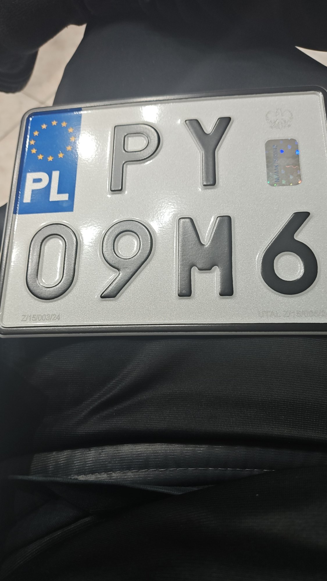 Numer rejestracyjny PY 09M6 posiada SUZUKI GSR600 - PY09M6