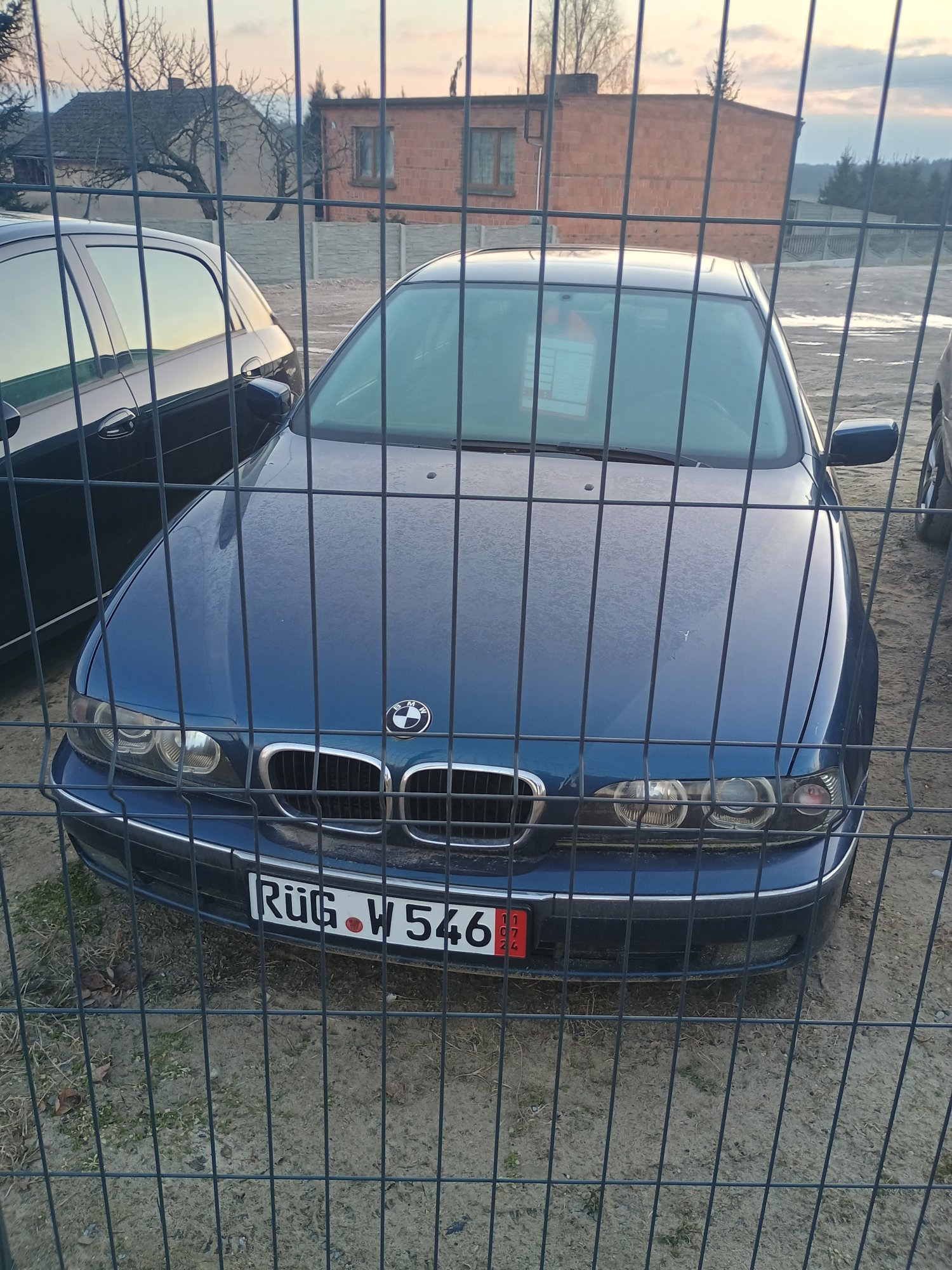 Numer rejestracyjny RGW546 posiada BMW 