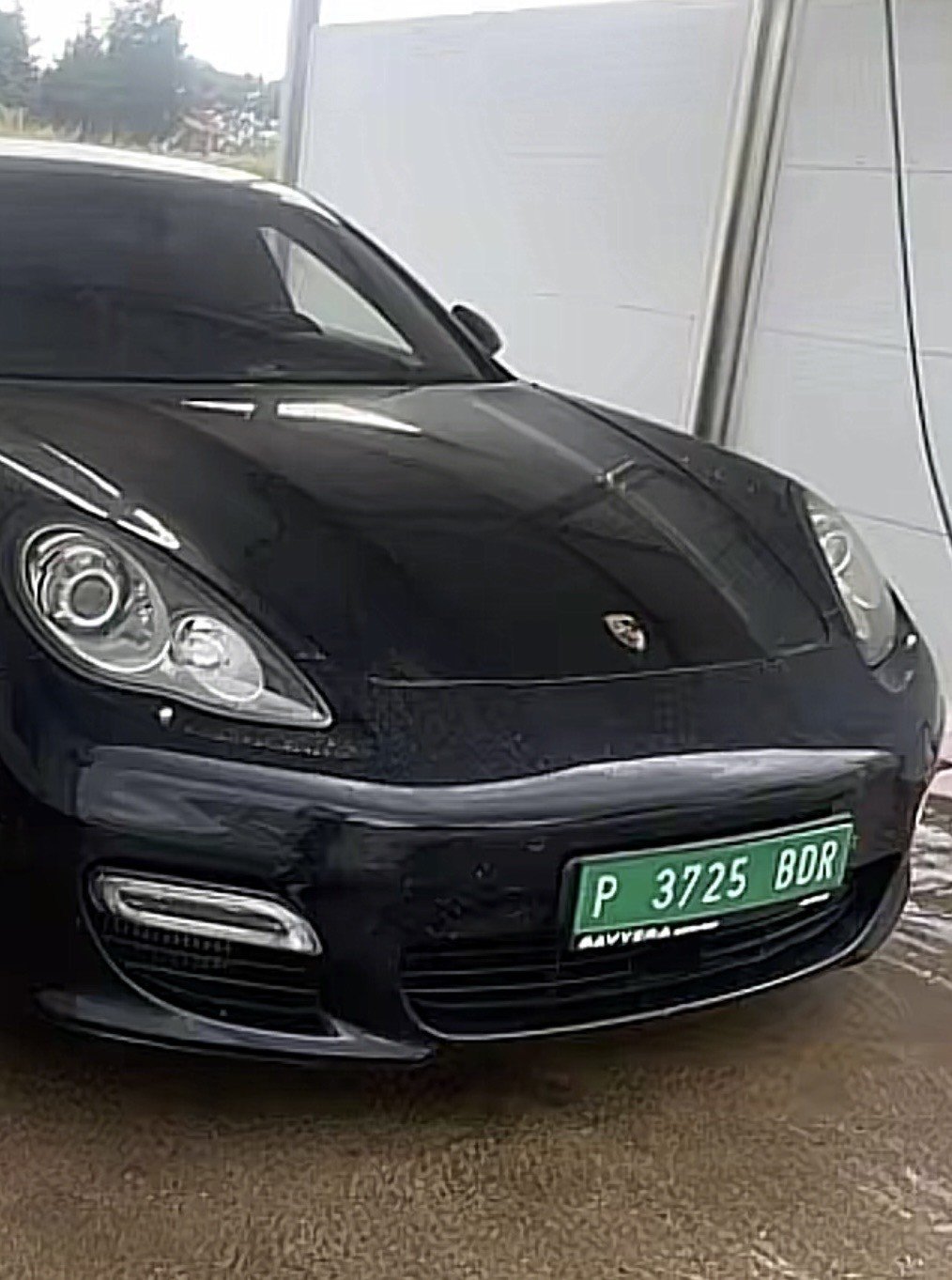 Numer rejestracyjny P3725BDR posiada Porsche Panamera