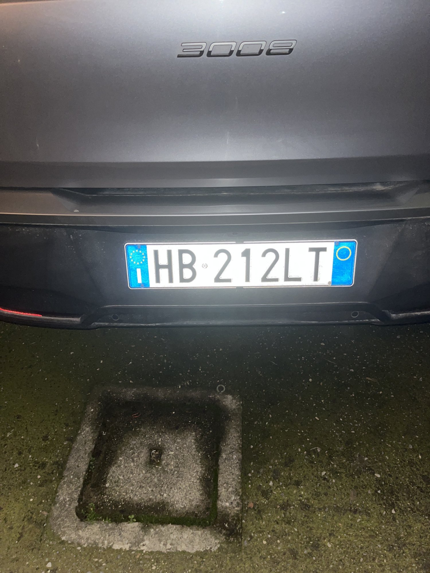 Numer rejestracyjny HB212LT posiada Peugeot 3008