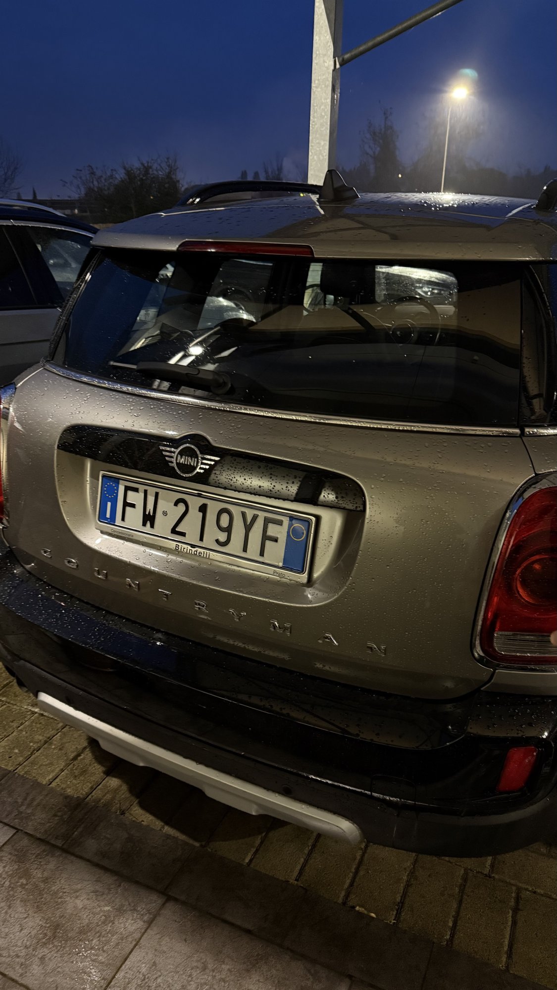 Numer rejestracyjny FW219YF posiada MINI Mini Countrym.