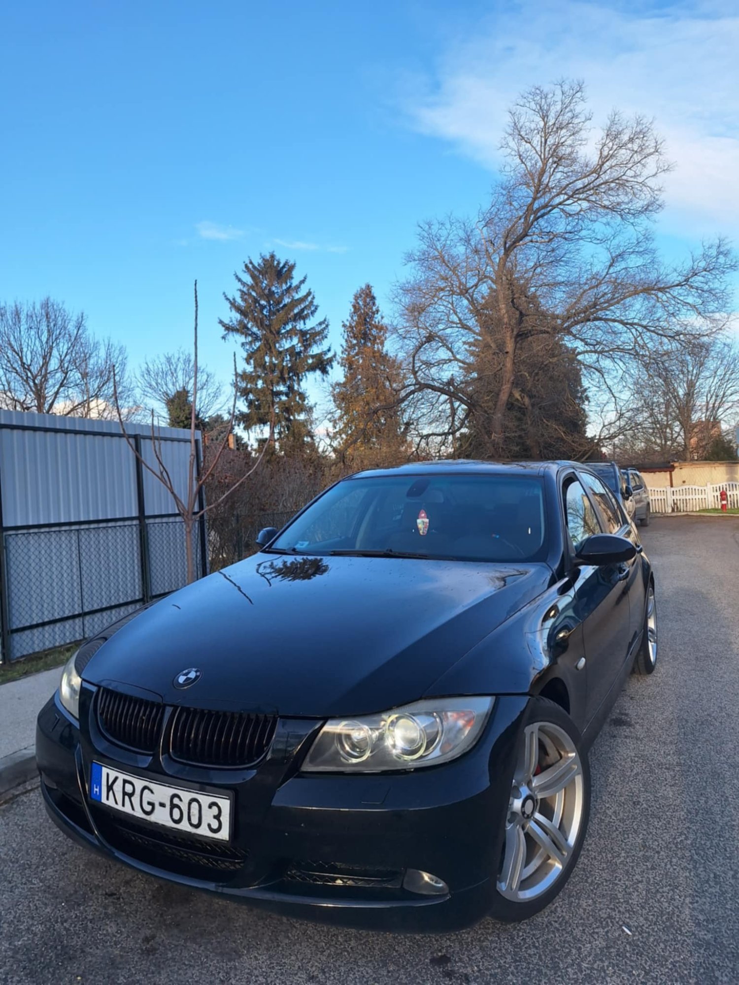 Numer rejestracyjny KRG603 posiada BMW 3 Series