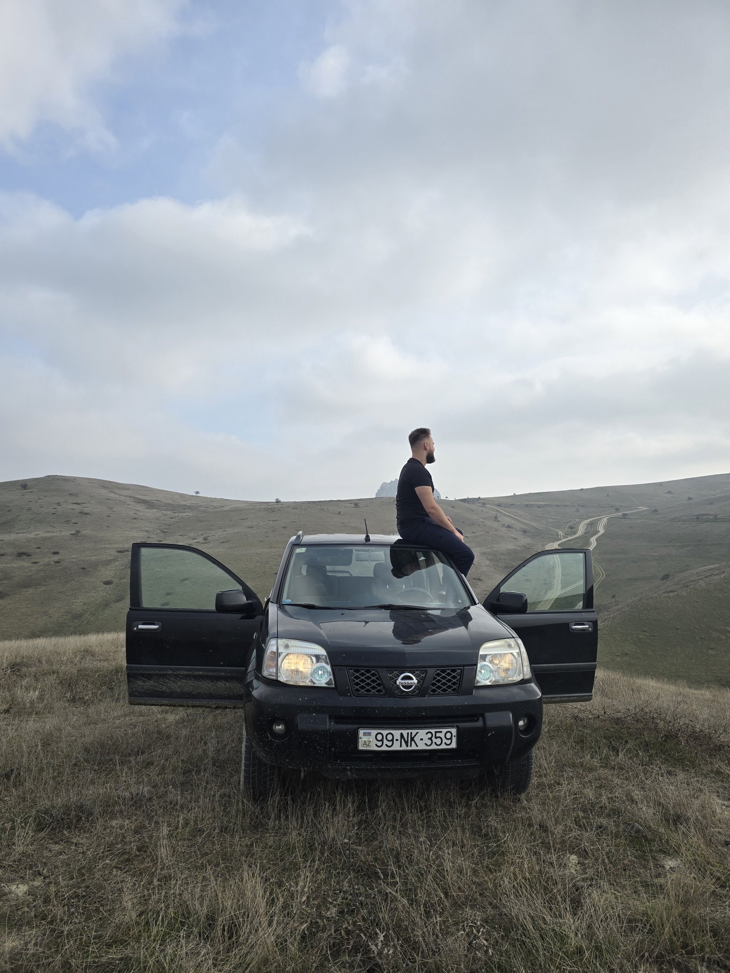 Numer rejestracyjny 99NK359 posiada Nissan X-Trail