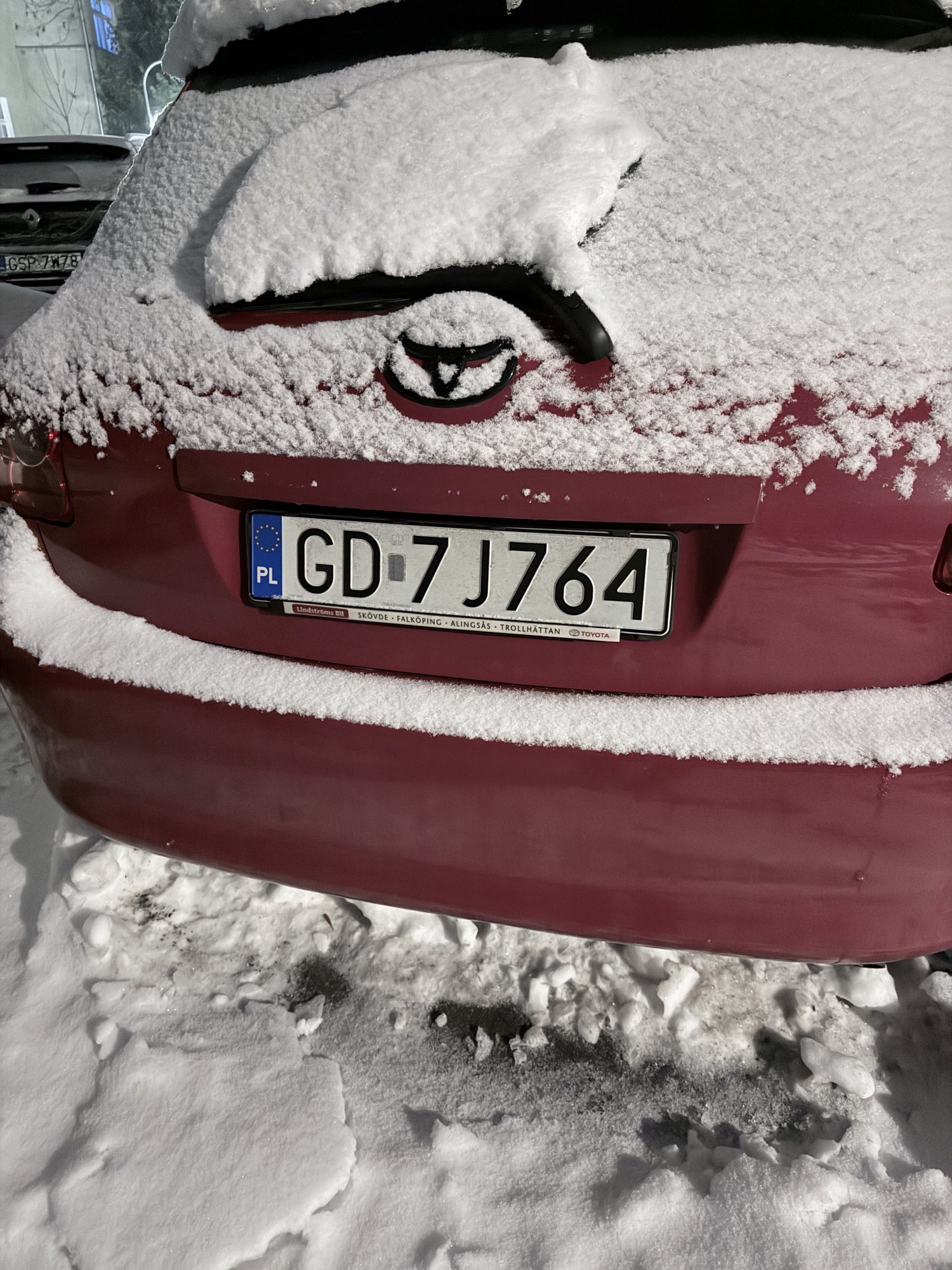 Numer rejestracyjny GD 7J764 posiada TOYOTA AURIS - GD7J764