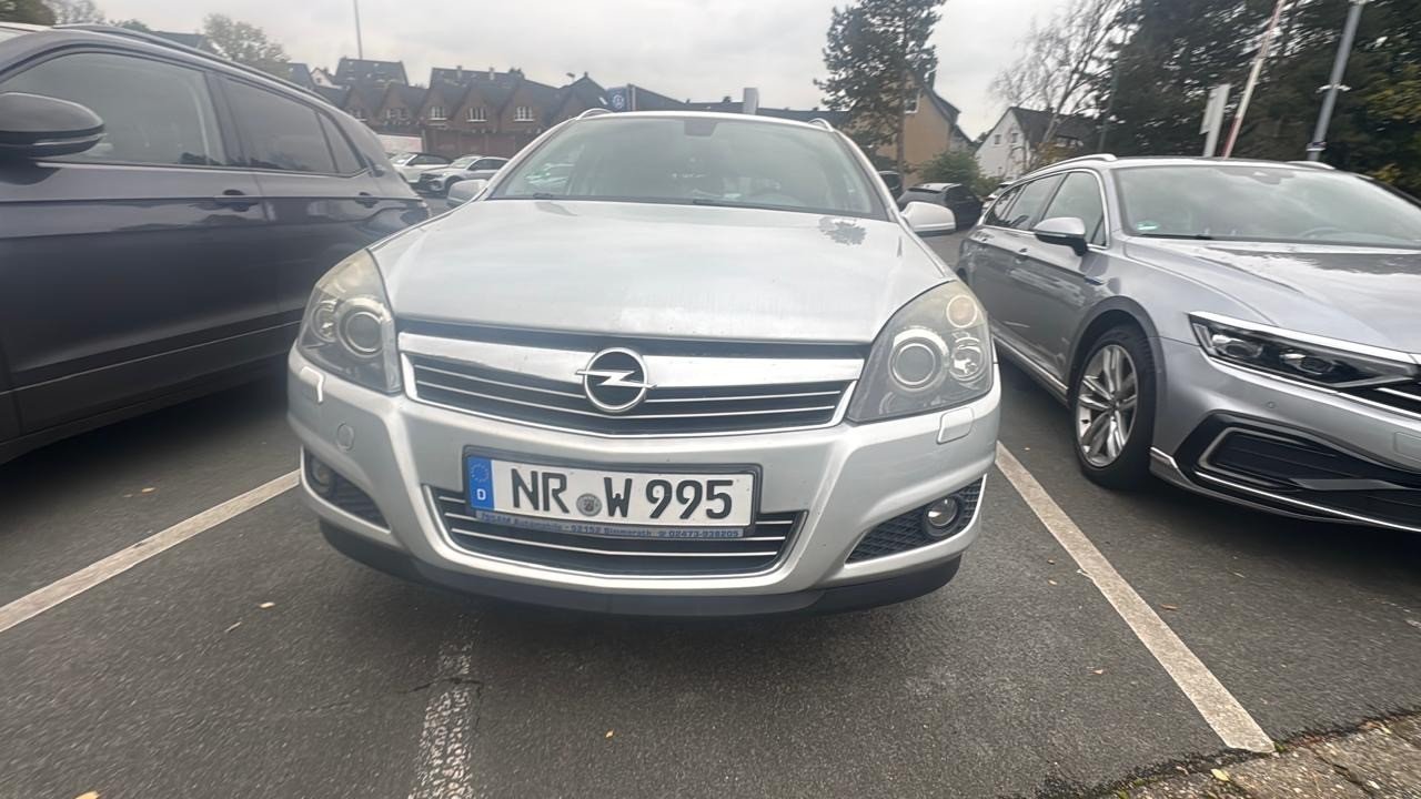 Numer rejestracyjny NRW995 posiada Opel 