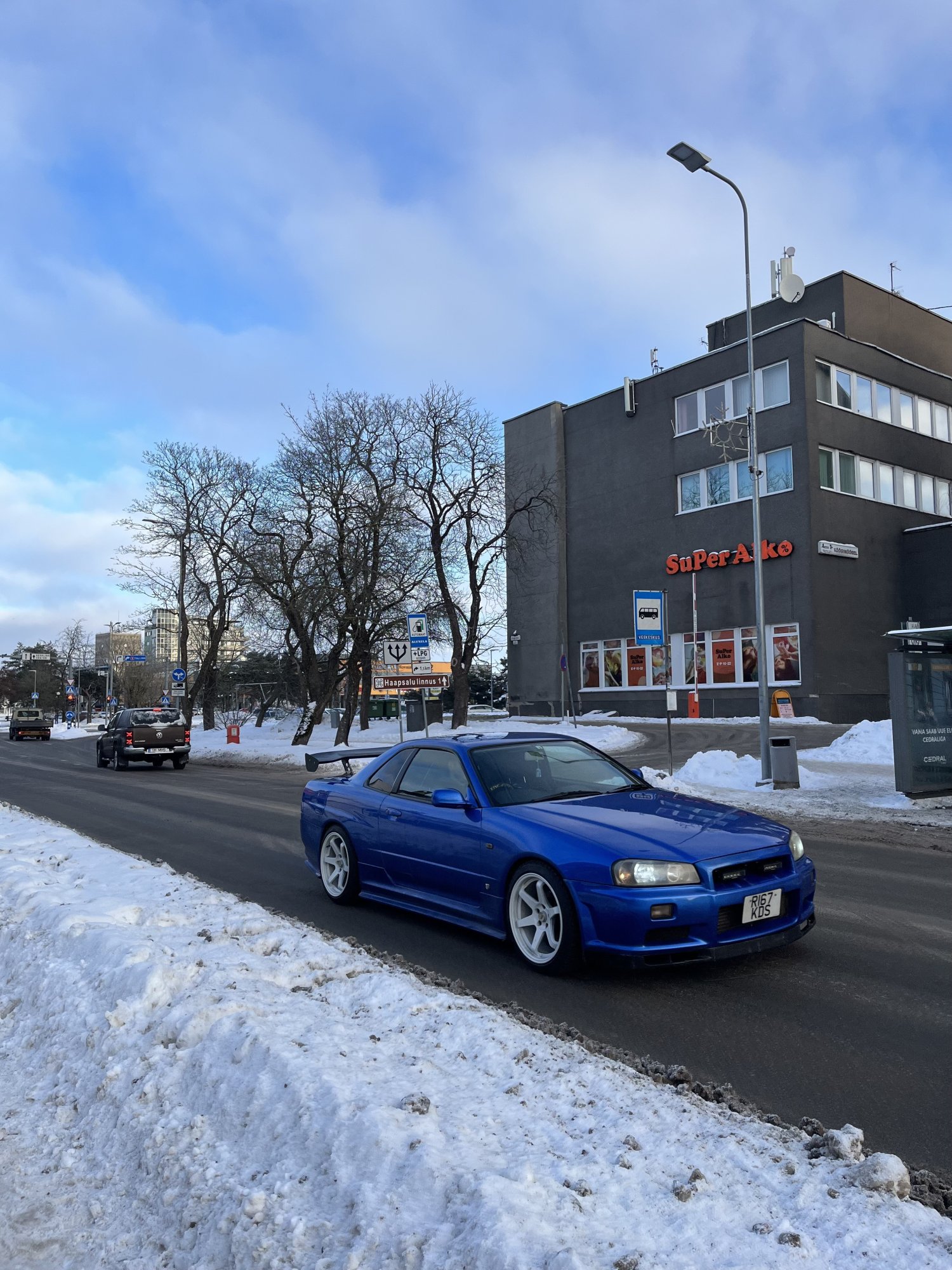 Numer rejestracyjny R167KDS posiada Nissan Skyline