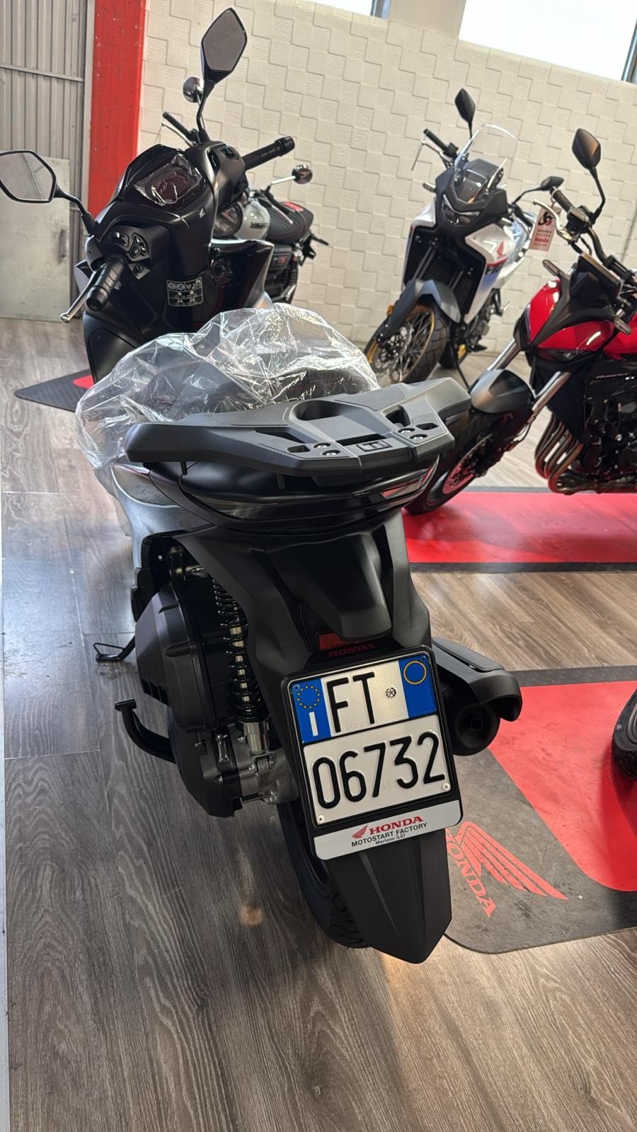 Numer rejestracyjny FT06732 posiada Honda SH