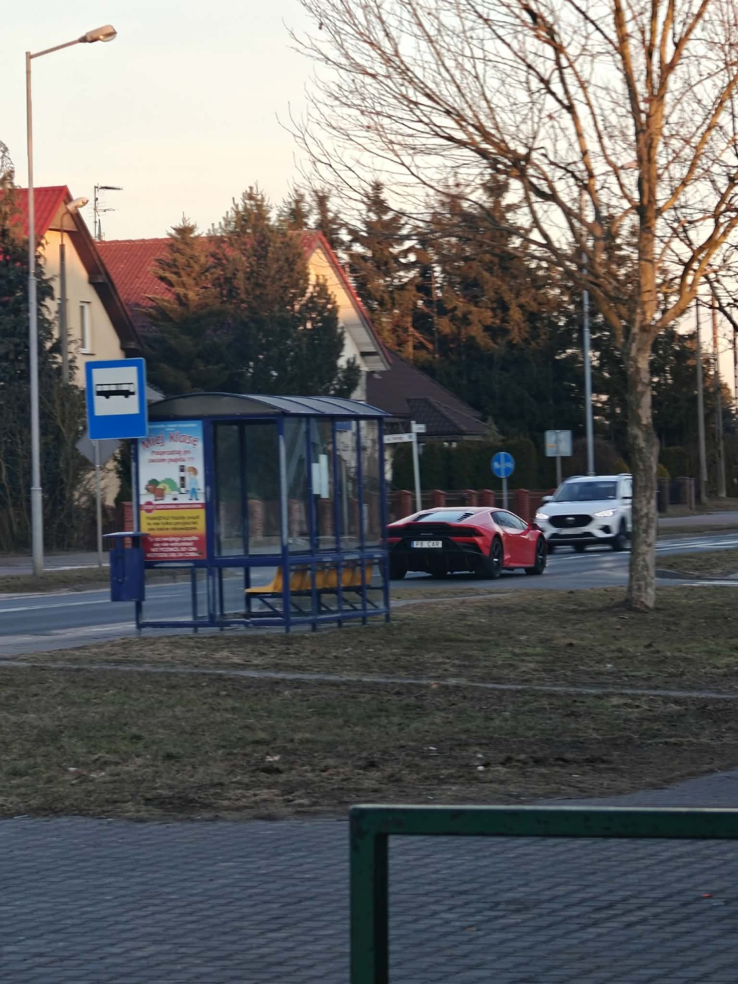 Numer rejestracyjny BE112KD posiada Lamborghini Huracán