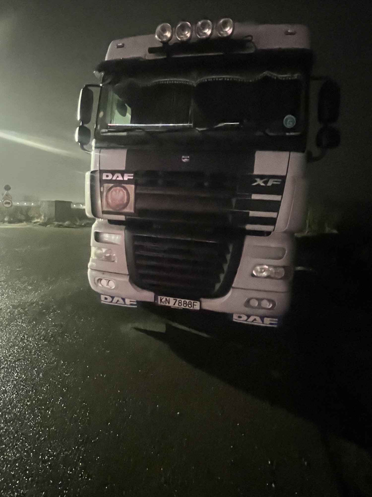 Numer rejestracyjny KN 7888F posiada DAF FTXF 105 - KN7888F